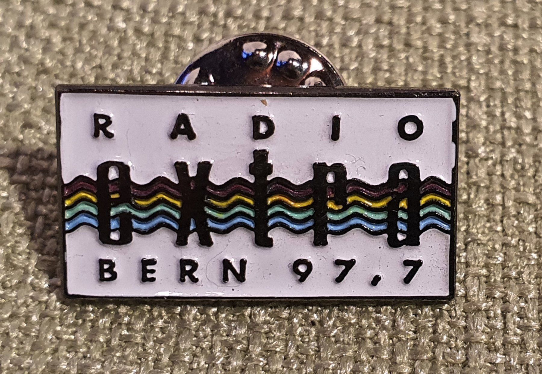 Placchette & Badge: A072 - Pin Radio extra Bern 97.7 – Usato da Reinach BL venduto da Boston-Verkauf