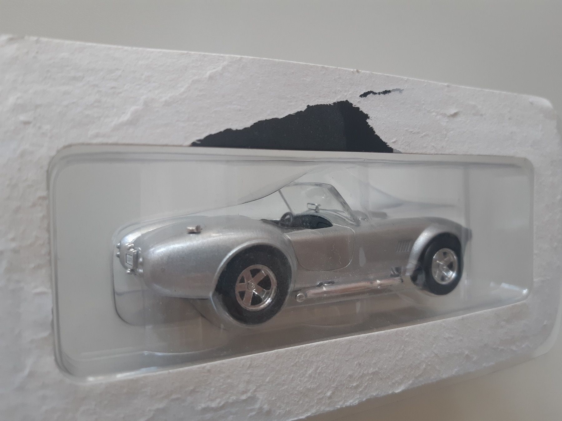 Modellini d'auto: Cobra Shelby silber ca. 1:43 – Nuovo e nell'imballaggio originale da Schenkon venduto da magier54