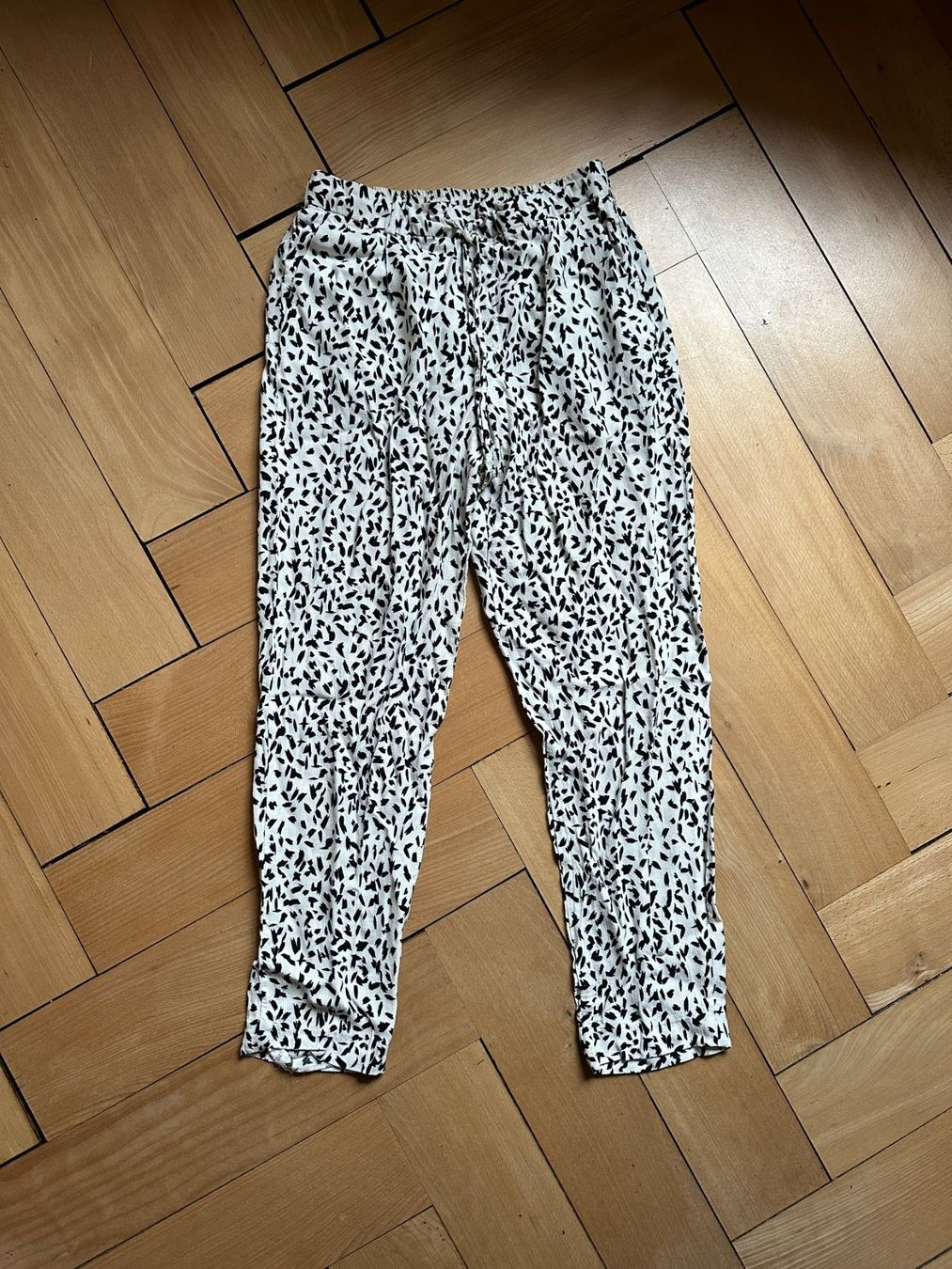 Zara Hosen: ZARA - Hose weiss-schwarz gemustert S – Gebraucht aus Zürich von Diazaio