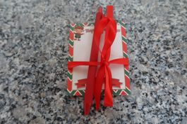 Weihnachtsnotizblock und Kugelschreiber