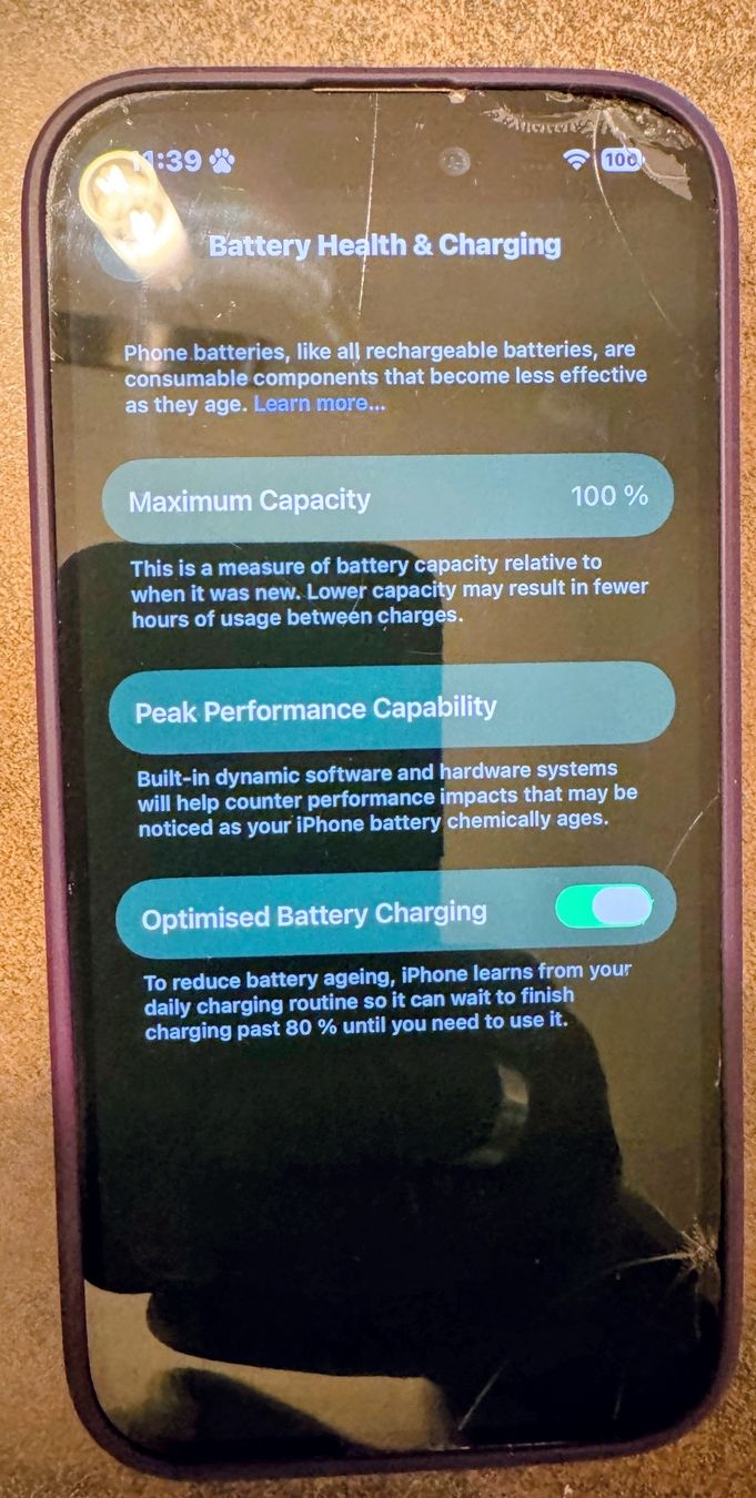 Apple Handys / Smartphones: Apple iPhone Smartphone Used with Cracked Display Screen – Gebraucht aus Glovelier von Sam-musique 1
