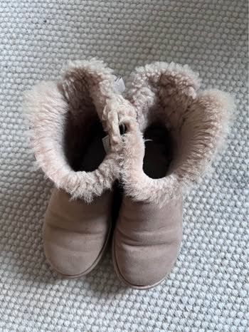 Ugg Damenschuhe: UGG Boots mini Bow Gr.38 – Gebraucht aus Auslikon von Jsa0 4
