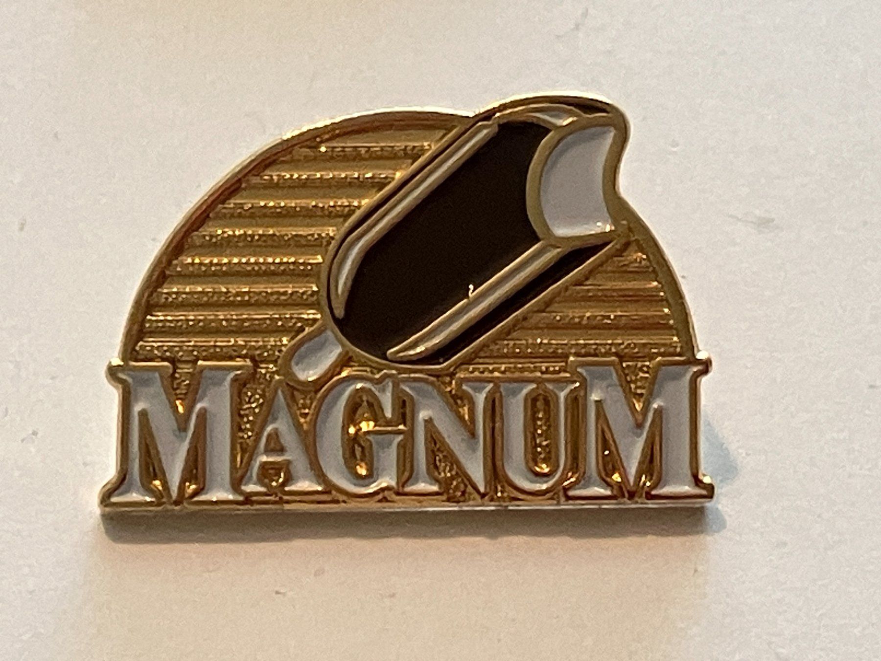 Plaquettes & Badges: 1 Pin Magnum Ice Cream – D'occasion à Basel par djwwpp