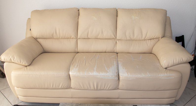 Sofas: Kunstleder Sofa – Gebraucht aus Aristau von Gola 1