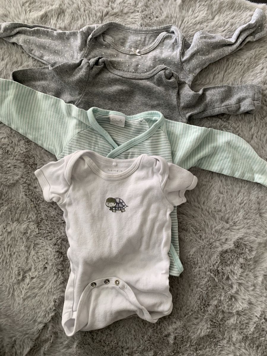 Lotti & Set di vestiti: Baby Bodys 4er Pack Grösse 62/68 – Usato da Unterägeri venduto da Globi8634