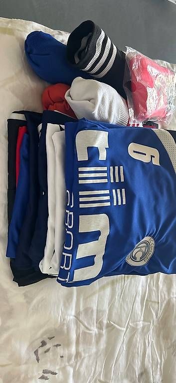 Adidas Lotti di vestiti: Fusballkleider Set mit Shirts, Shorts, Pullover etc. – Usato da Birmensdorf ZH venduto da ani_8lcd
