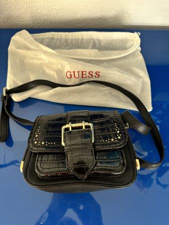 Guess Handtasche schwarz mit Gold-Details inkl. Staubbeutel