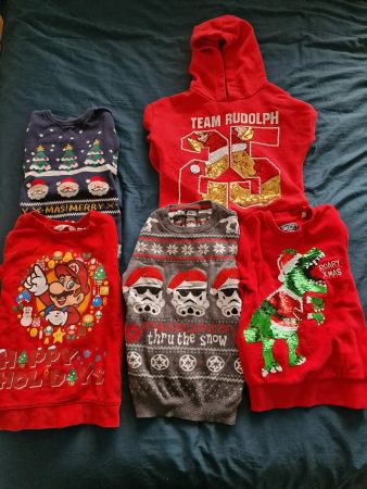 5 x Weihnachtspullis plus Pyjamas (122 - 128cm) Xmas Jumpers