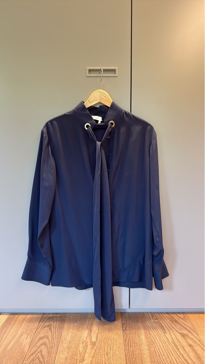 Chloé Chemisiers: Chloé Navy Silk Blouse with bow – Neuf (Voir description) à Bäch SZ par jfog