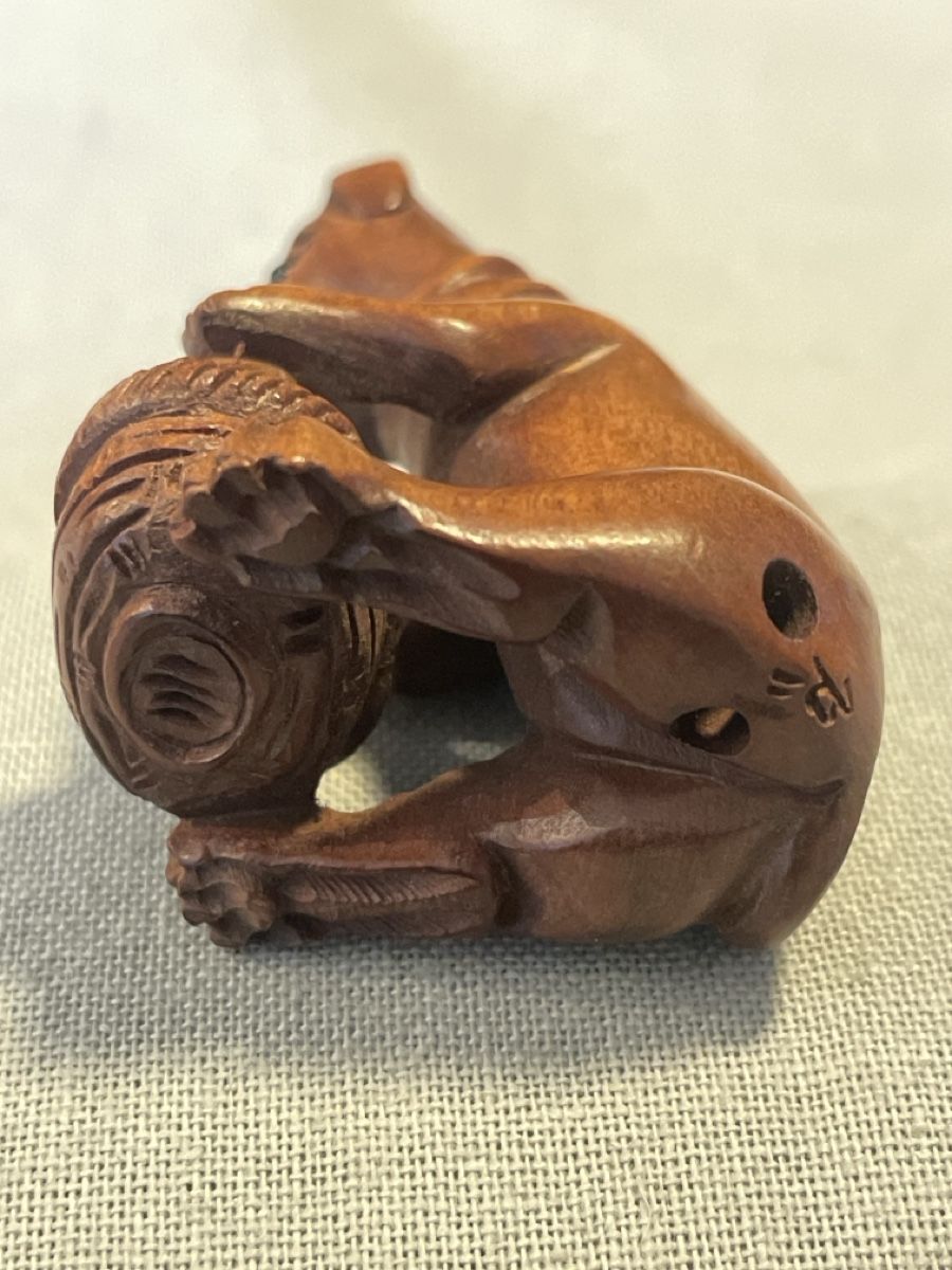 Statuette: Netsuke Holz, sitzendes Tier mit Korb, signiert – Usato da Embrach venduto da Gauvain1 4