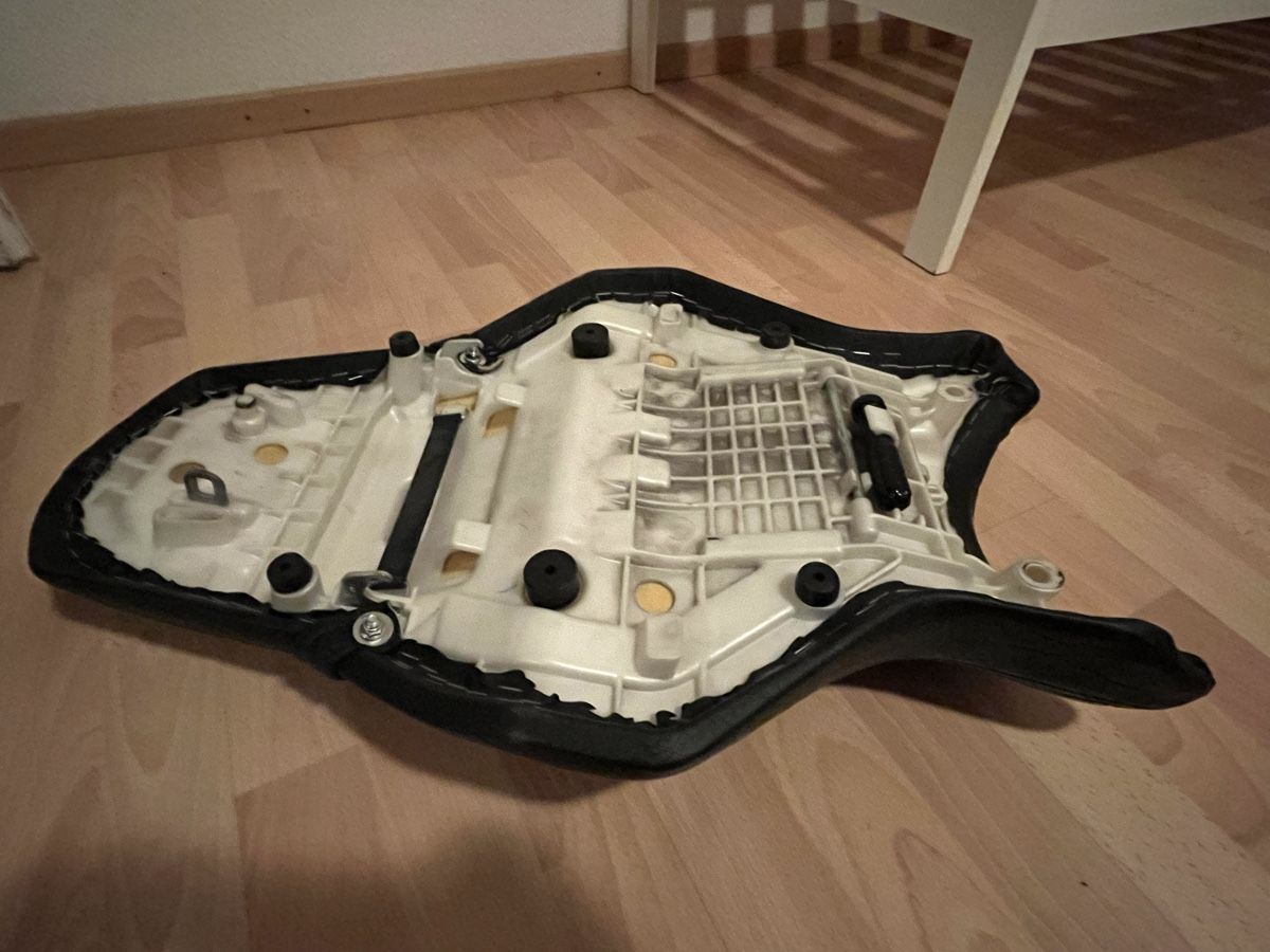 Yamaha Tutti i ricambio per moto: Siège confortable pour yamaha MT10 – Usato da La Chaux-de-Fonds venduto da jezy11 1