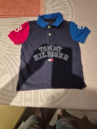 Cooles Polo Shirt von Tommy Hilfiger Grösse 98.