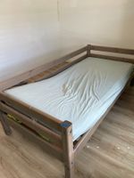 Gebrauchtes Kinderzimmer (Bett / Rost, Nachttisch, Schrank)