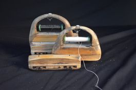 2 Holz Spulapparate mit Garn, alt