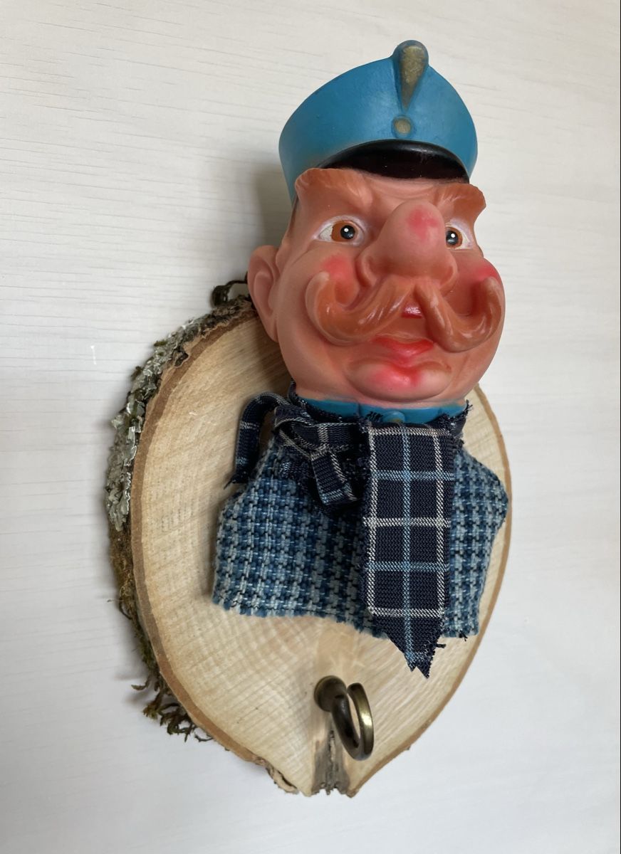 Guardaroba: Garderobe mit Kasperli Figur – Usato da Zürich venduto da Refereefair