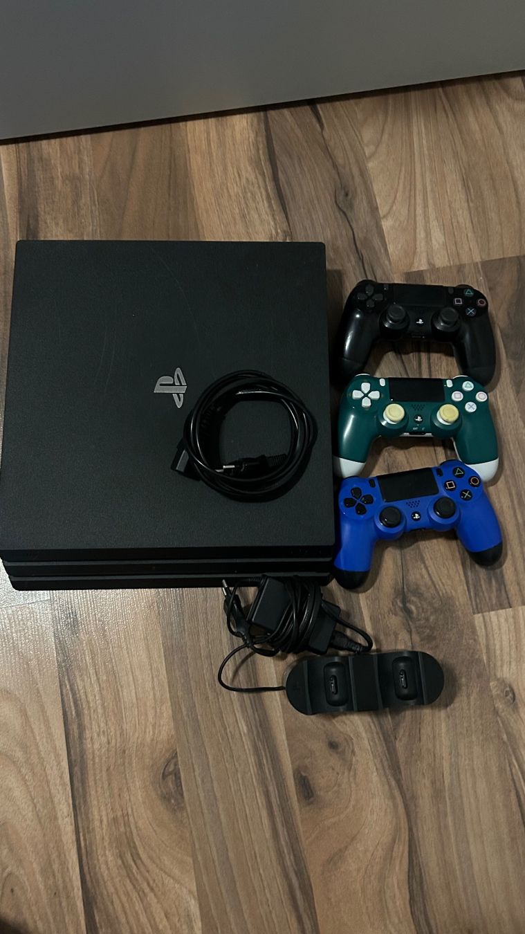 Sony Console: PS4 mit 3 Controllern und Ladestation – Usato da Oberurnen venduto da simgug