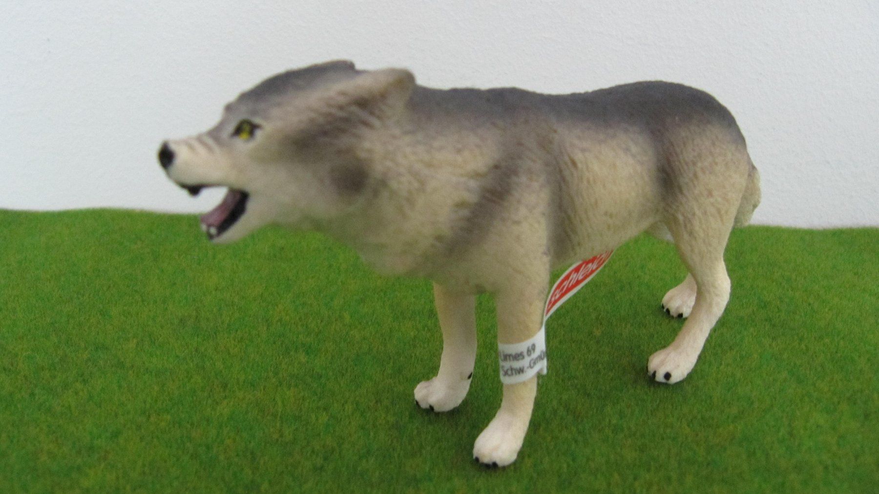 Schleich Spielzeuge: Schleich Figuren, Wolf und Fuchs mit Jungtier – Neu (gemäss Beschreibung) aus Brunnen von Kiwiland1 1