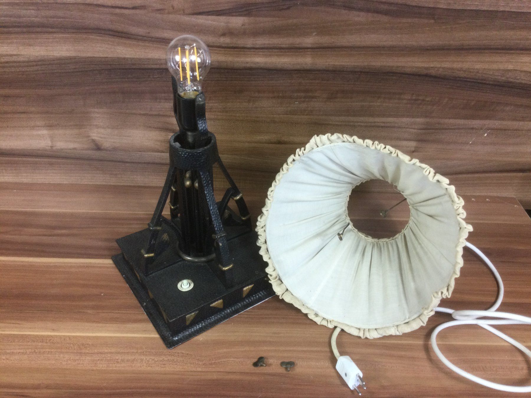 Lampade: Gebrauchte Jugendstil Tischlampe Eisen geschmiedet – Usato da Wangen SZ venduto da kuriosum12 3