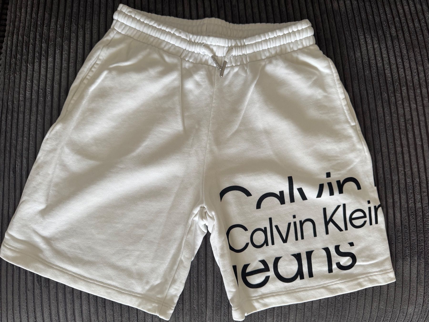 Calvin Klein Pantaloni: Short Calvin Klein Jeans, blanc,Taille 10 ans – Usato da Chatelaine venduto da lae_7h8n