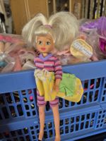 Stacy - Barbies kleine Schwester mit viel Kleidung