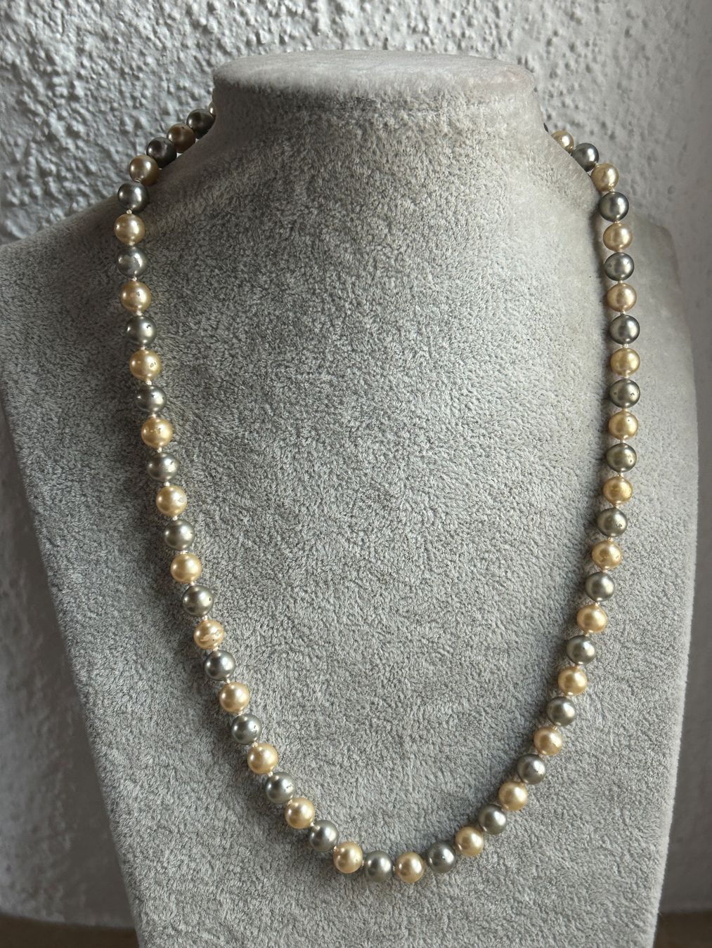 Catenine: Elegante Perlenkette, champagner-grau, Vintage – Usato da Laufen venduto da belleskulptur