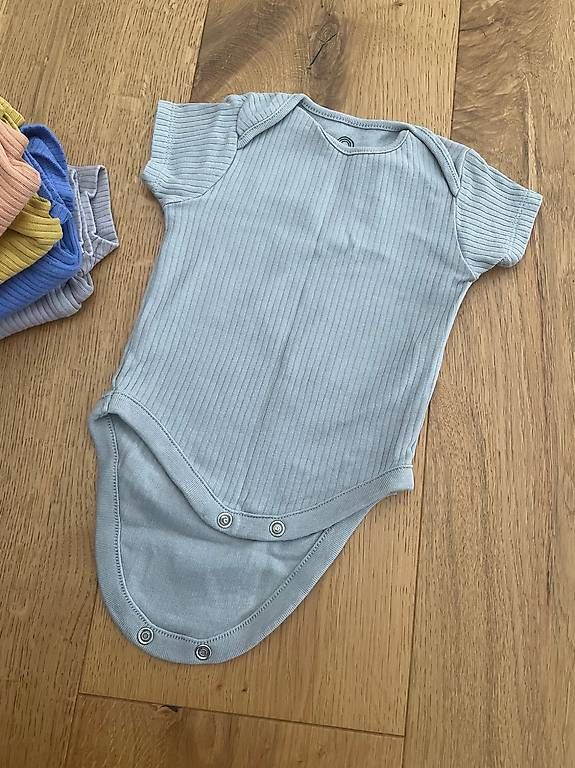 Lotti & Set di vestiti: Kurzarmbodys Next Gr. 62 5 Stück Set – Usato da Wetzikon ZH venduto da simonebu 1