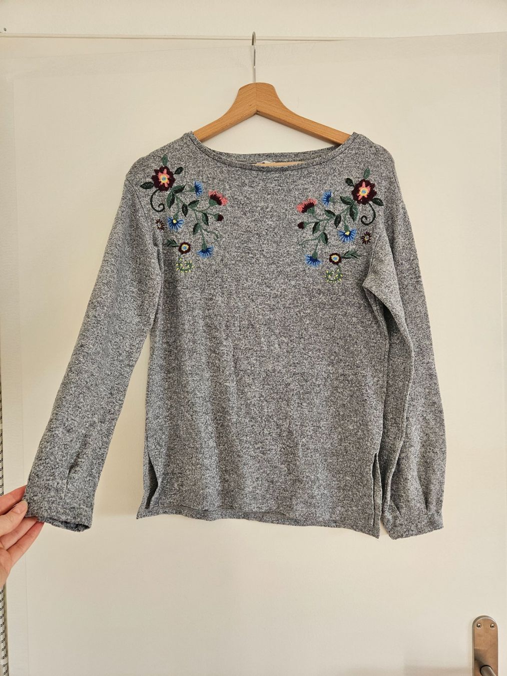 Pullover & Sweatshirts: Grauer Pullover mit wunderschönen Blumen Gr.XS – Gebraucht aus Schaffhausen von sabrina915