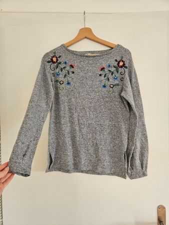 Grauer Pullover mit wunderschönen Blumen Gr.XS