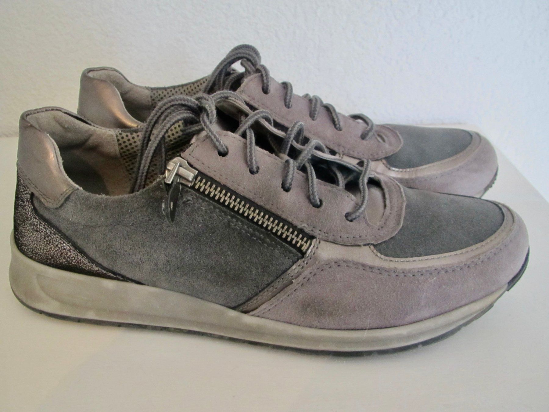 Damenschuhe: SOULIERS DAIM GRIS - BRONZE. 39 . – Gebraucht aus Murten von Selliot