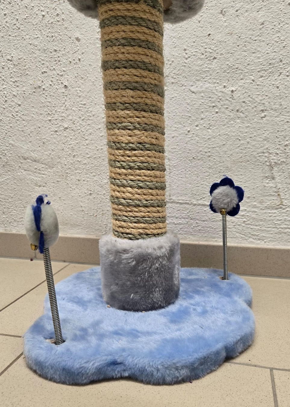 Tiragraffi: Katzenkratzbaum mit Spielzeug blau/grau – Usato da Rheinsulz venduto da Dred 1