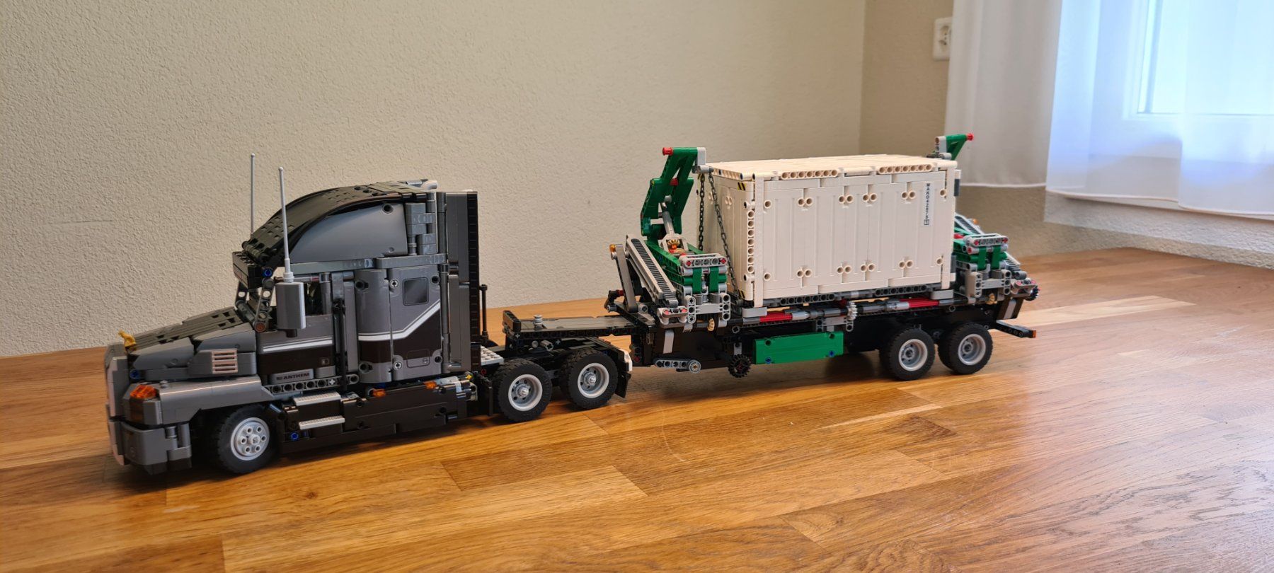 Kit di modellismo & Modellini statici: LEGO Technic Mack Anthem mit Container-Auflieger – Usato da Lauerz venduto da toni.betschart 5