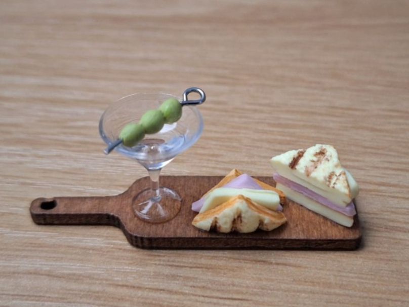 Case e mobili per bambole: Dirty Martini mit Grillsandwich – Nuovo (secondo la descrizione) da Zürich venduto da HandmadeTinyFood 2