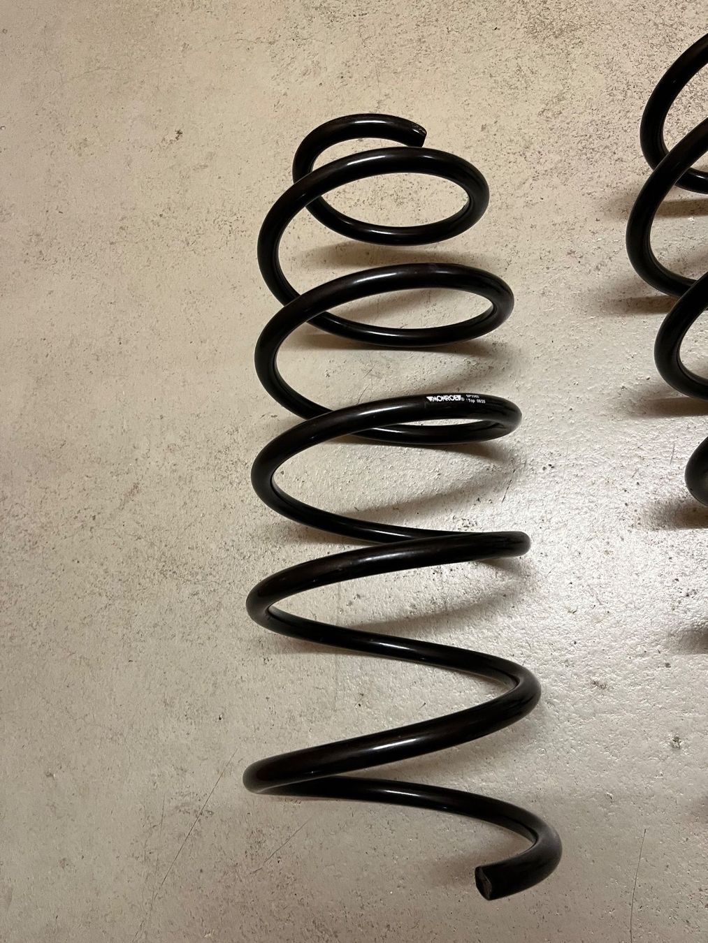 Volvo Tutti pezzi di ricambio auto: Volvo Vorderfedern Monroe 9465472 neuwertig – Usato da Bischofszell venduto da VolvoT5 4