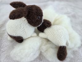 Kaninchenmutter mit Jungem - Gestrickt aus Wolle