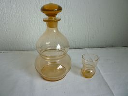 alte glaskaraffe mit 1 glas
