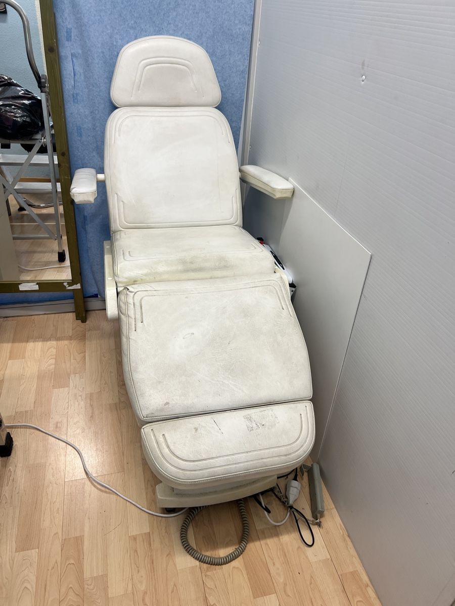 Lettini & sedie per cosmetici: Kosmetikliege Behandlungsstuhl Creme - – Usato da Dällikon venduto da AutomobileMastroGmbH 1