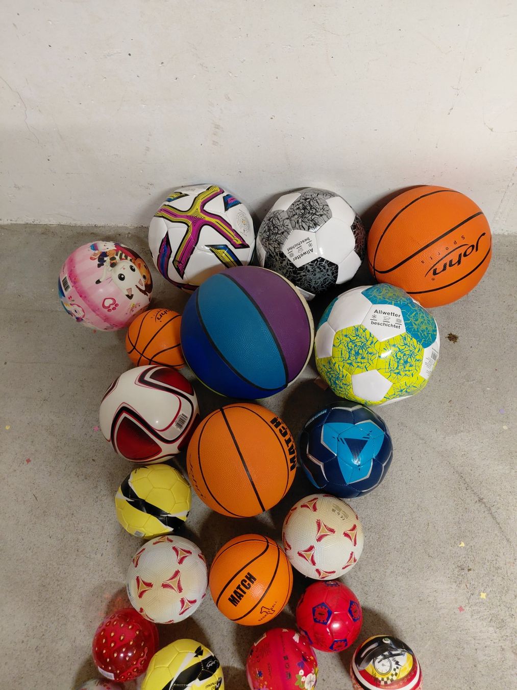 Palloni: Set mit 26 Verschiedenen Bällen – Usato da Gossau SG venduto da Zelte 1