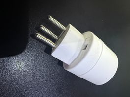 Reiseadapter, Eingang: Schuko + USA auf Ausgang: Schweiz T12