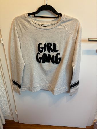 🩶 Sweat Girl Gang gris – Taille 170 – Détails noirs
