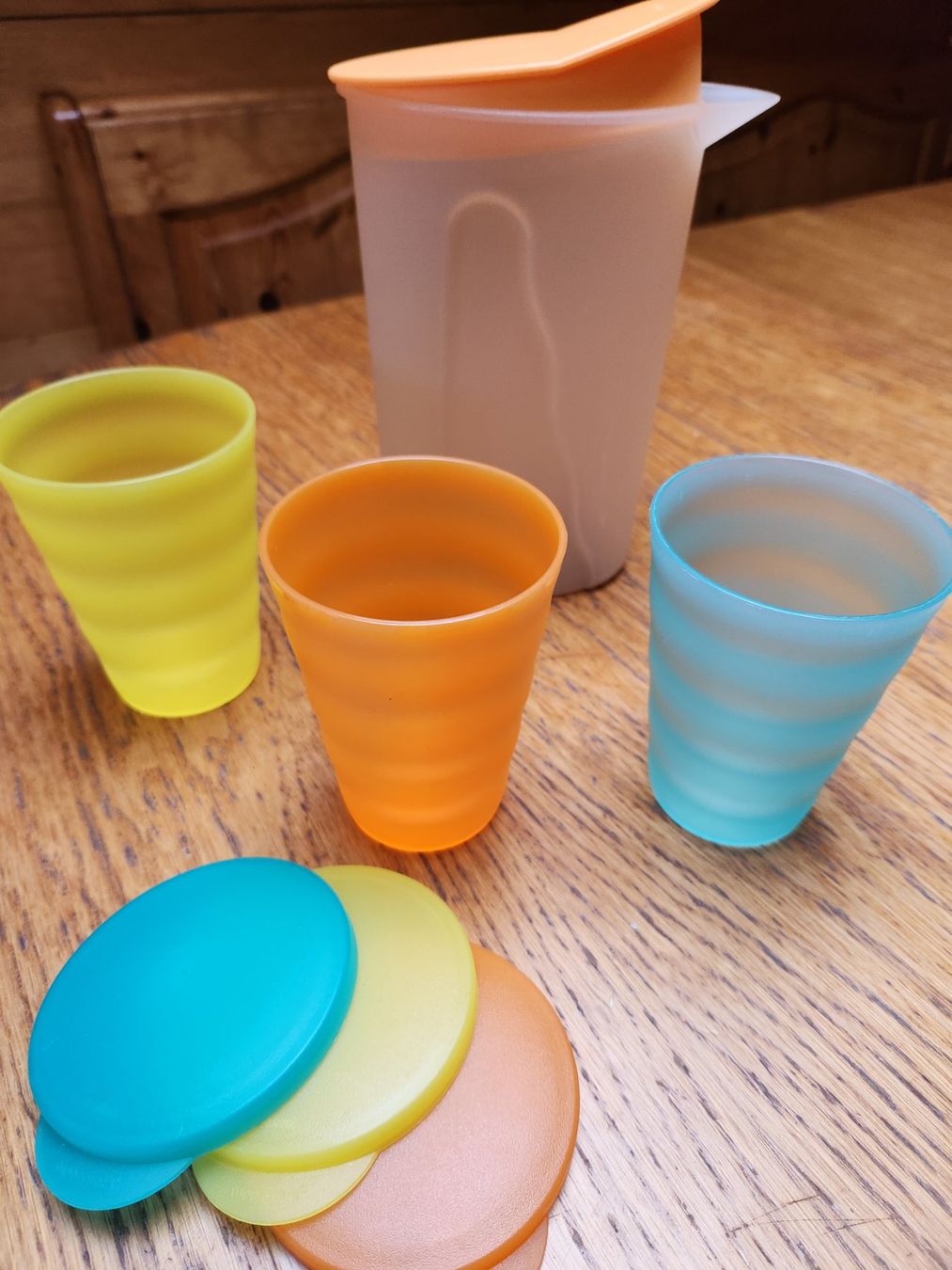 Tupperware Contenitori & Simili: Tupperware Krug, Orange  1l + drei Tupperware Becher m Decke – Usato da Gstaad venduto da Meiel2020