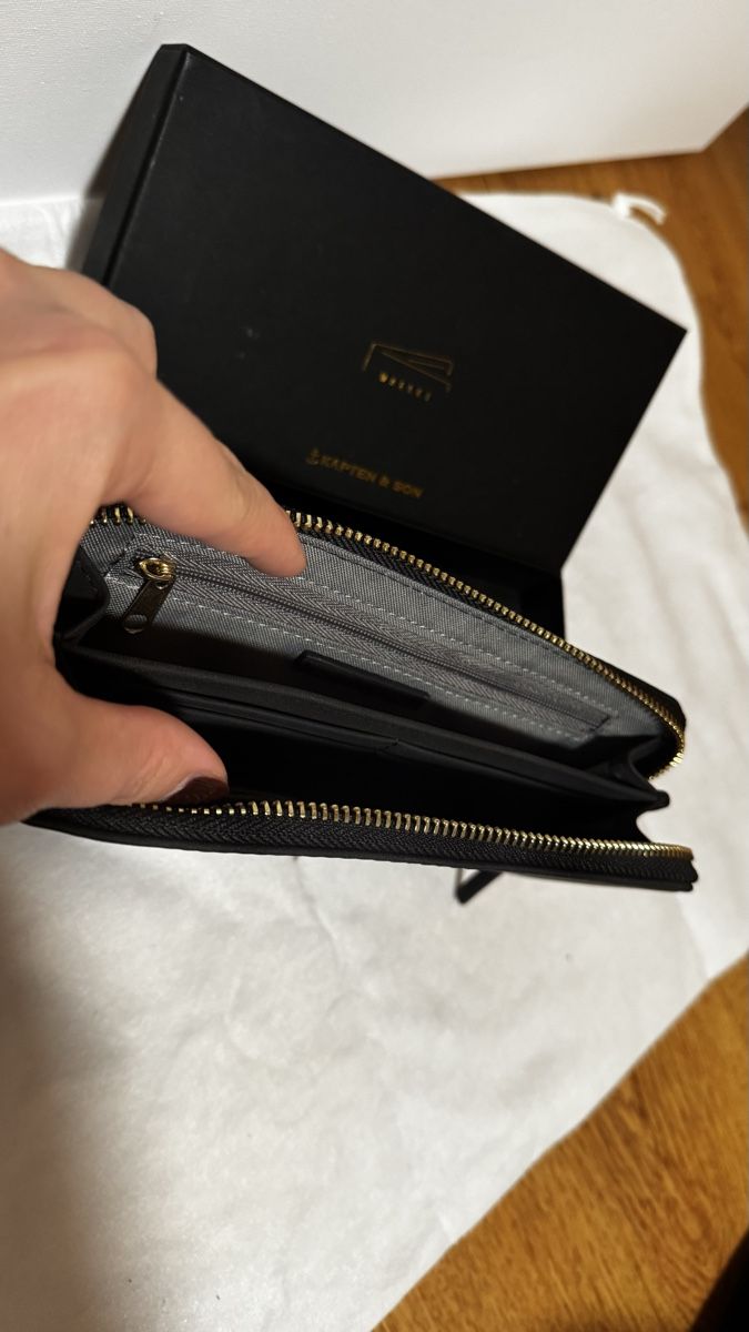 Kapten & Son Portamonete: KAPTEN & SON LOUVRE WALLET – Nuovo e nell'imballaggio originale da Sax venduto da Sarahvivieng 1
