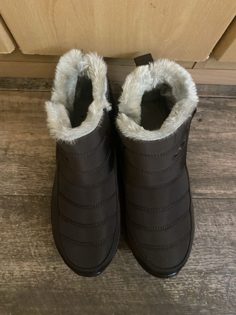 Scarpe da donna: kurze Winterstiefel gr.37 – Usato da Seewen SZ venduto da shaky01
