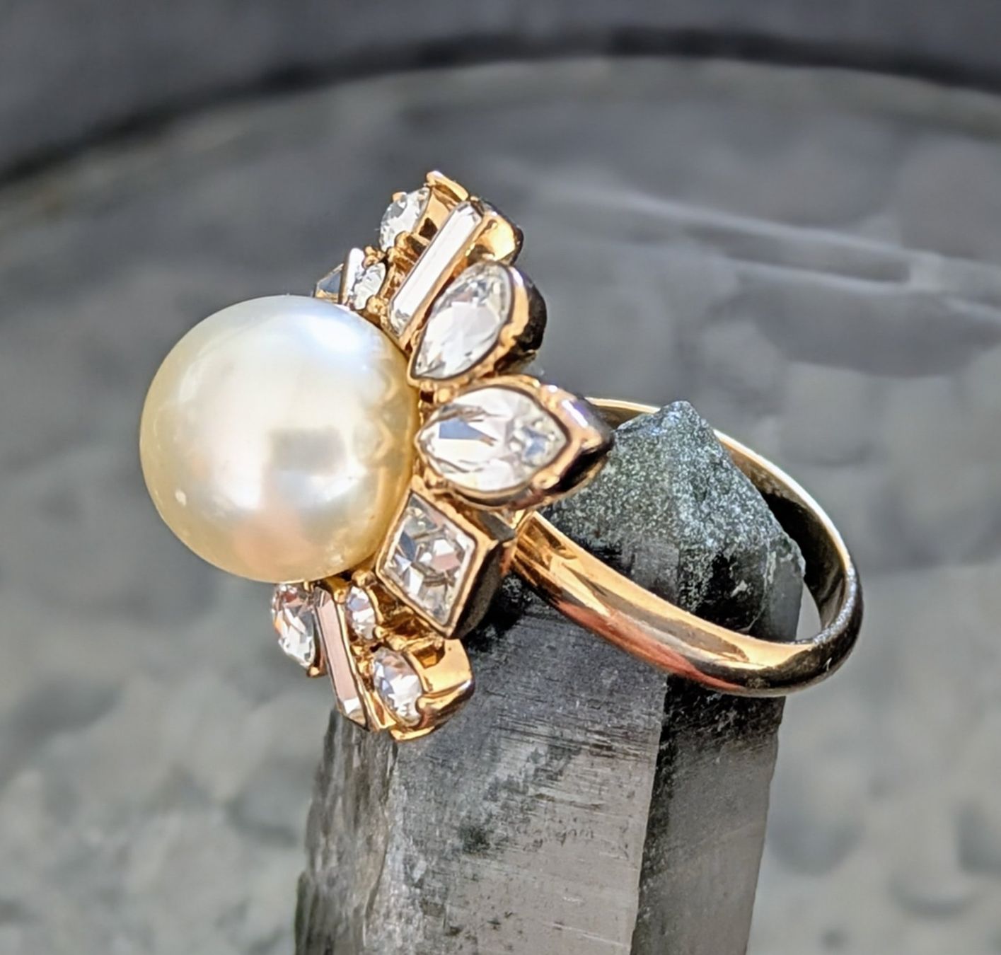 Anelli: Une bague ornée de fleurs chatoyantes – Usato da Genève venduto da qxx_8css 1