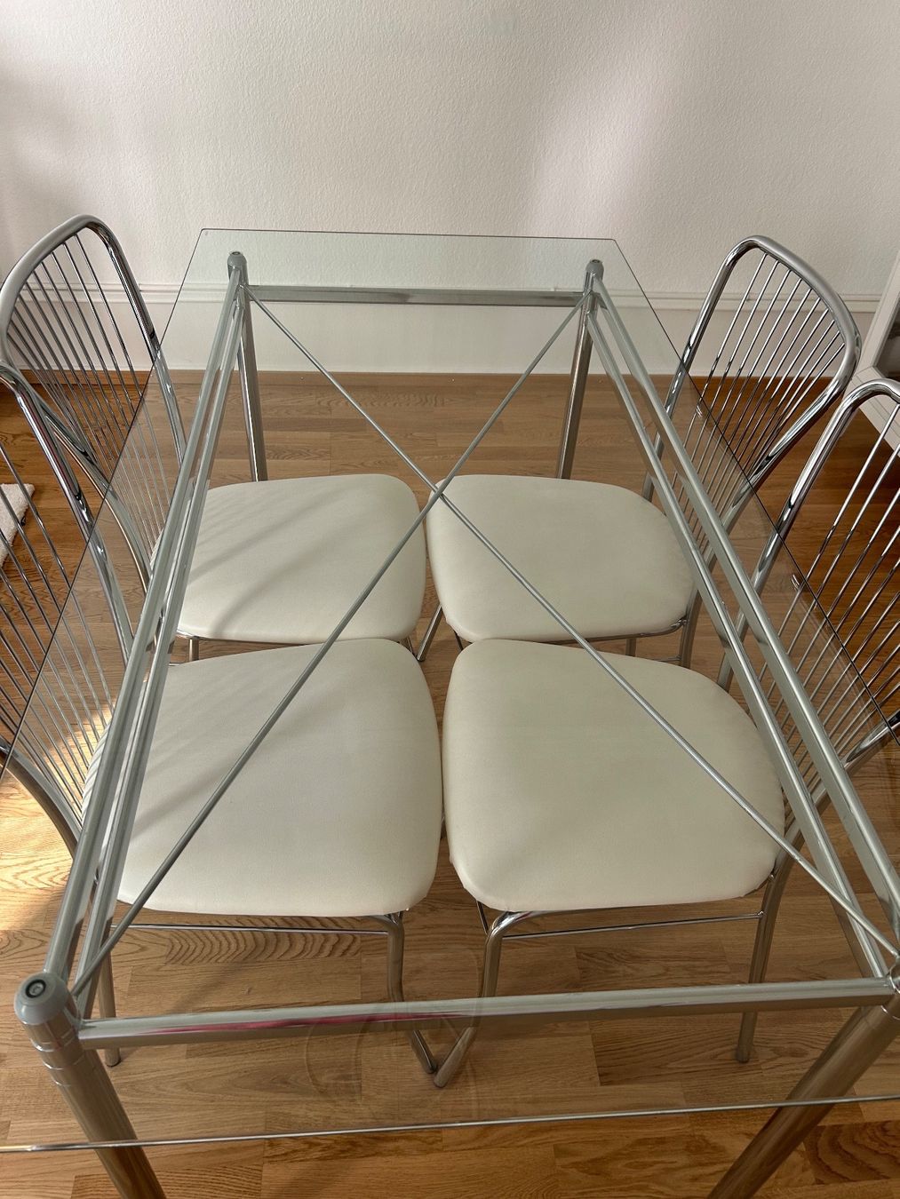 Set di tavolo e panche: Table and 4 chairs – Usato da Basel venduto da mel_5fzy 2
