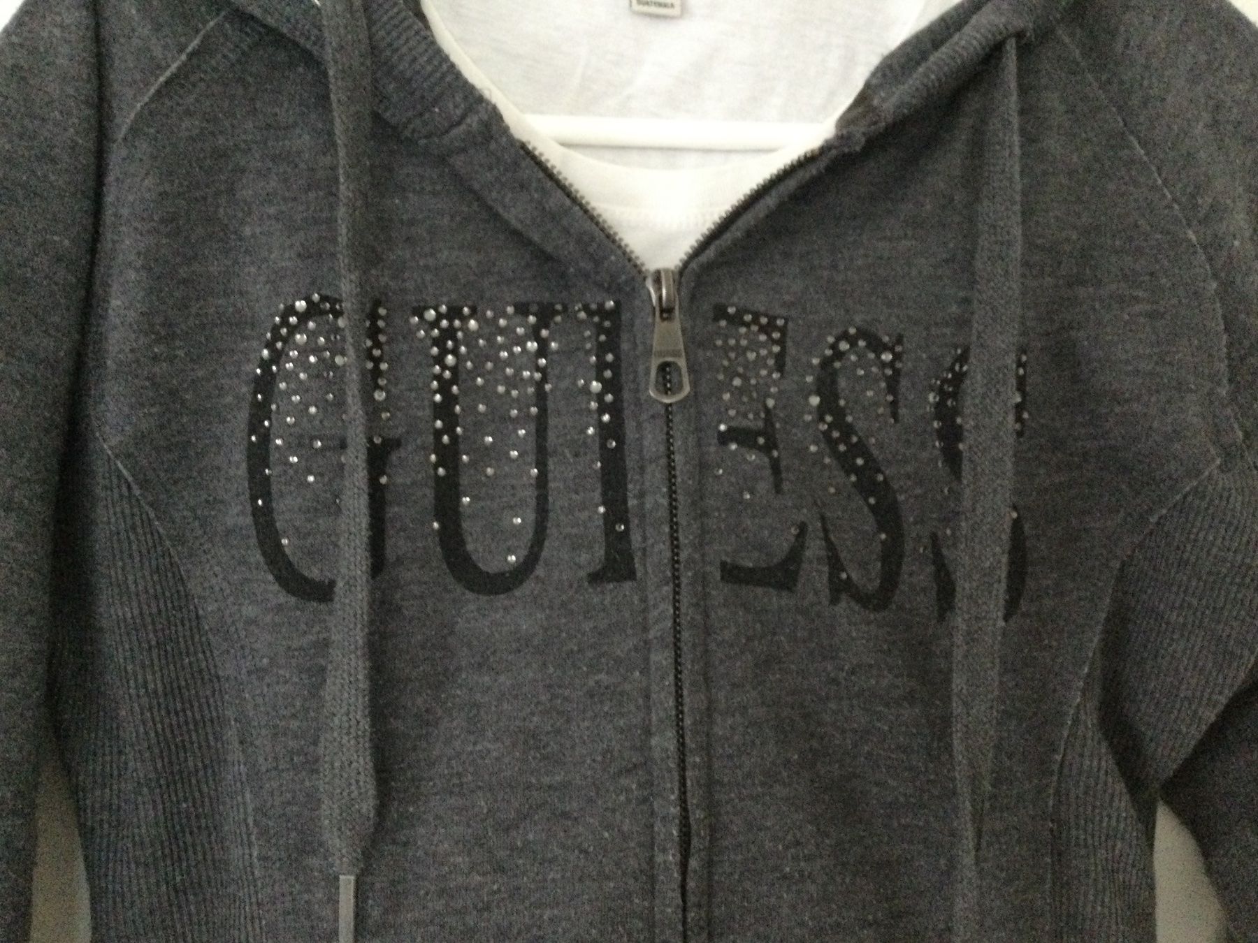 Guess Kleiderpakete: Guess Kapuzenpullover mit 2 Guess T-Shirt Gr. S – Gebraucht aus Baar von negombo 3