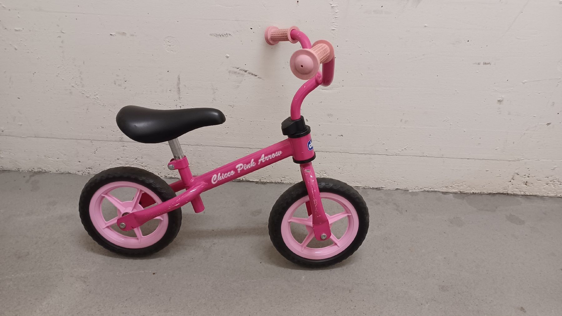 Chicco Fahrzeuge für Kinder: Chicco Laufrad Pink Arrow – Gebraucht aus Root von hei_v8g2 1