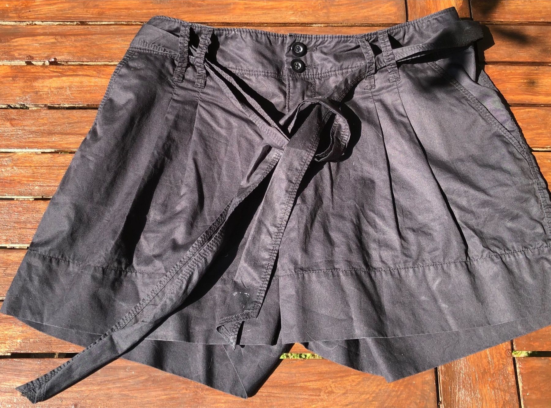 Benetton Pantaloni: Schwarze Shorts Benetton – Usato da Gamprin venduto da Minabal