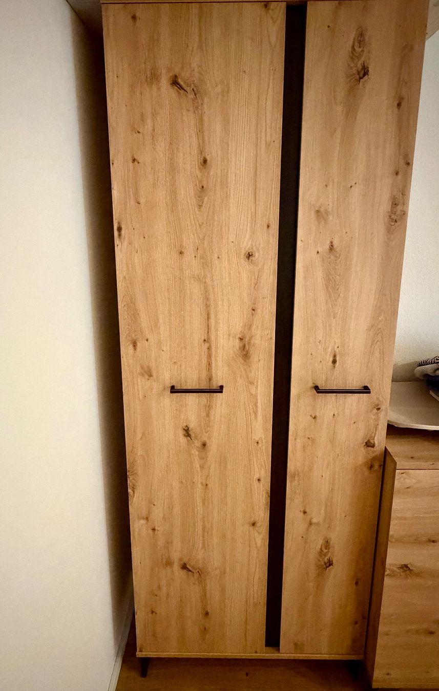Armadi: Wooden Wardrobe / Storage Cabinet – Usato da Horgen venduto da pam_l6cc