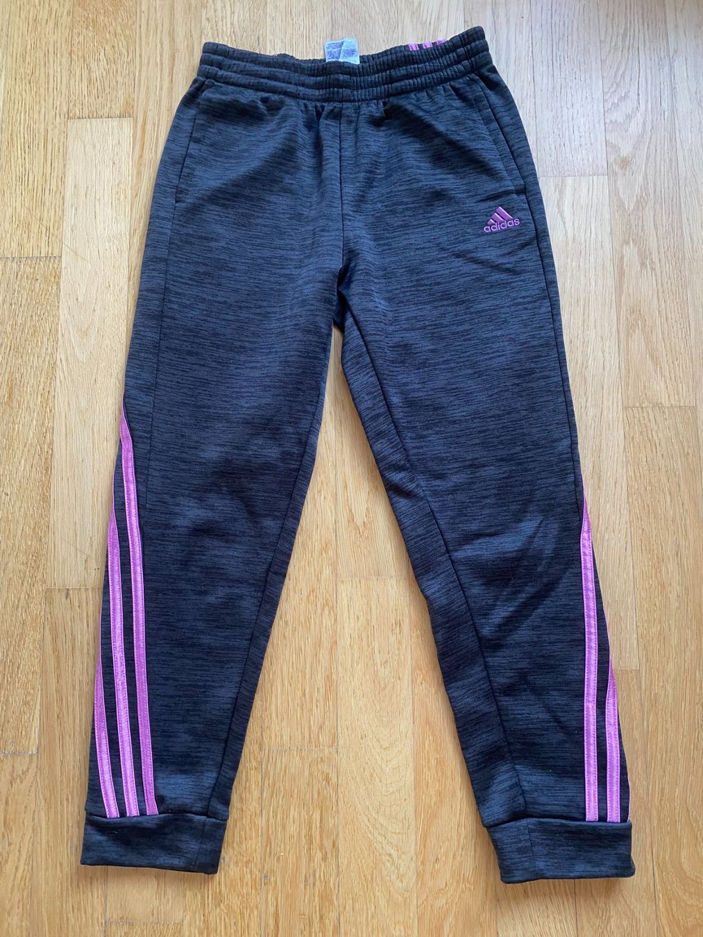 Adidas Pantaloni: Adidas Mädchen Trainingshose - US 10/12 oder ca.140-152 – Usato da Zürich venduto da GueBi2009