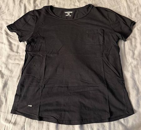 Schwarzes T-Shirt mit Brusttasche